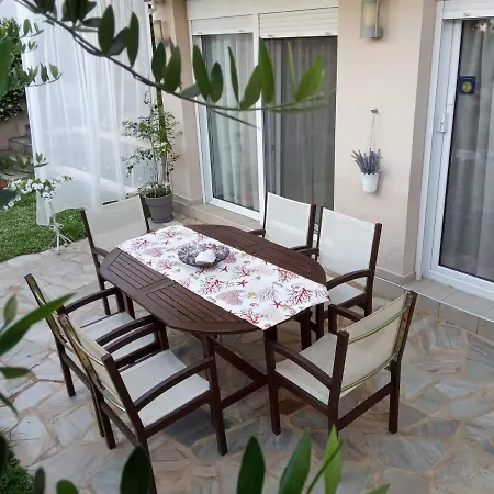 Sea And Garden Apartment *