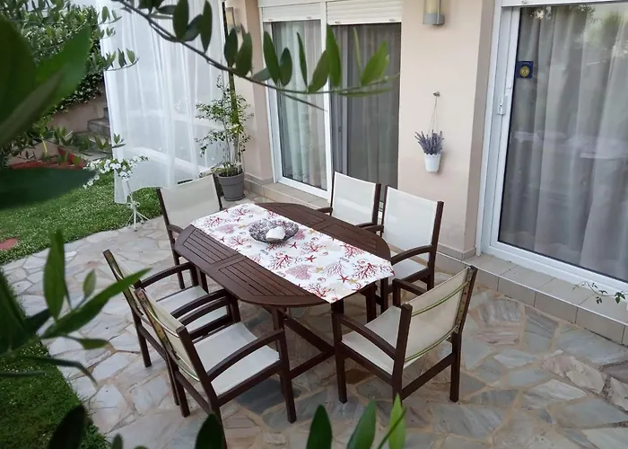 Sea And Garden Apartment *